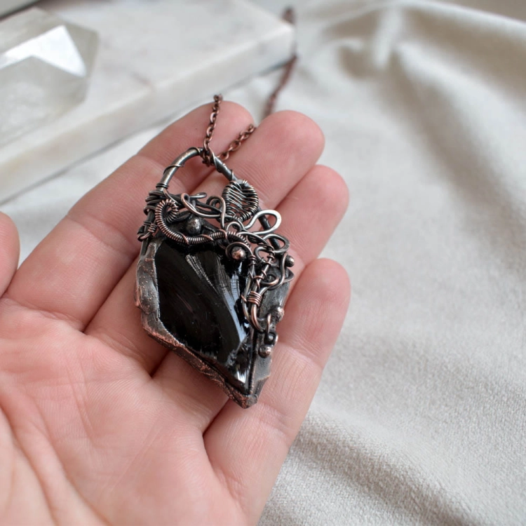 obsidiane-pendant-necklace-Pociecha-Jewelry-8.jpg