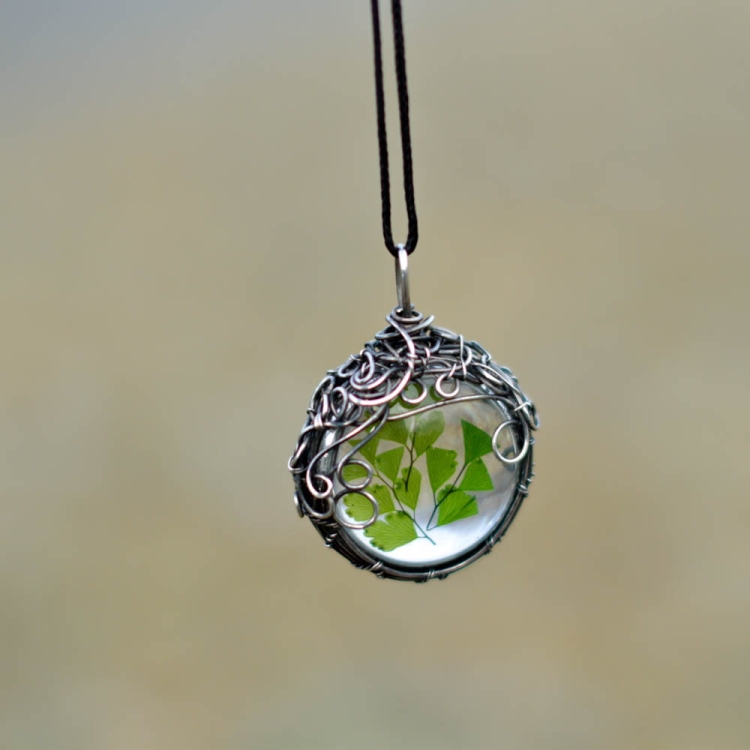 pociechajewelry-pociecha-jewelry-wisior z paprocią-w-szkle-wirewrapping.jpg