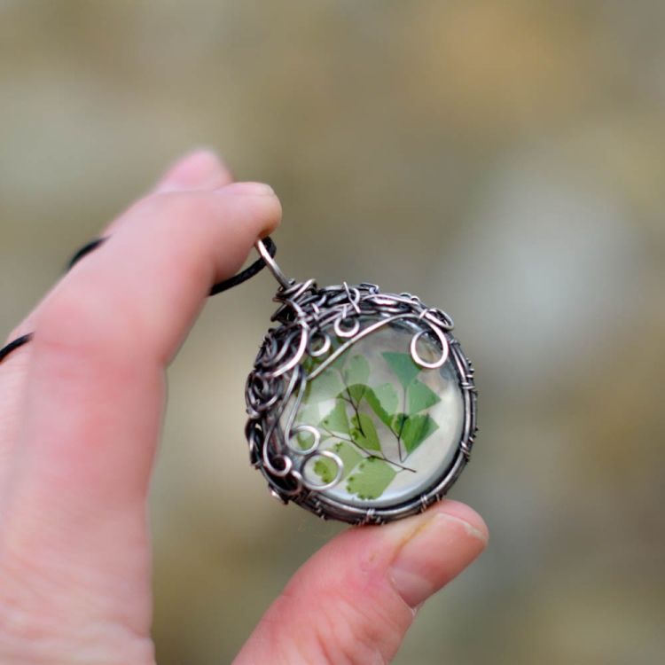 pociechajewelry-pociecha-jewelry-wisior z paprocią-w-szkle-wirewrapping-2.jpg