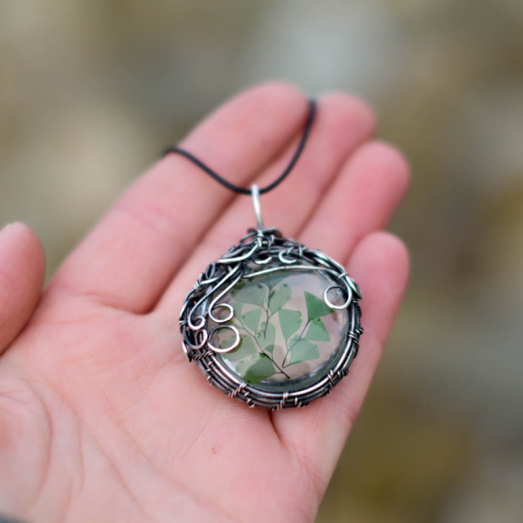 pociechajewelry-pociecha-jewelry-wisior z paprocią-w-szkle-wirewrapping-3.jpg