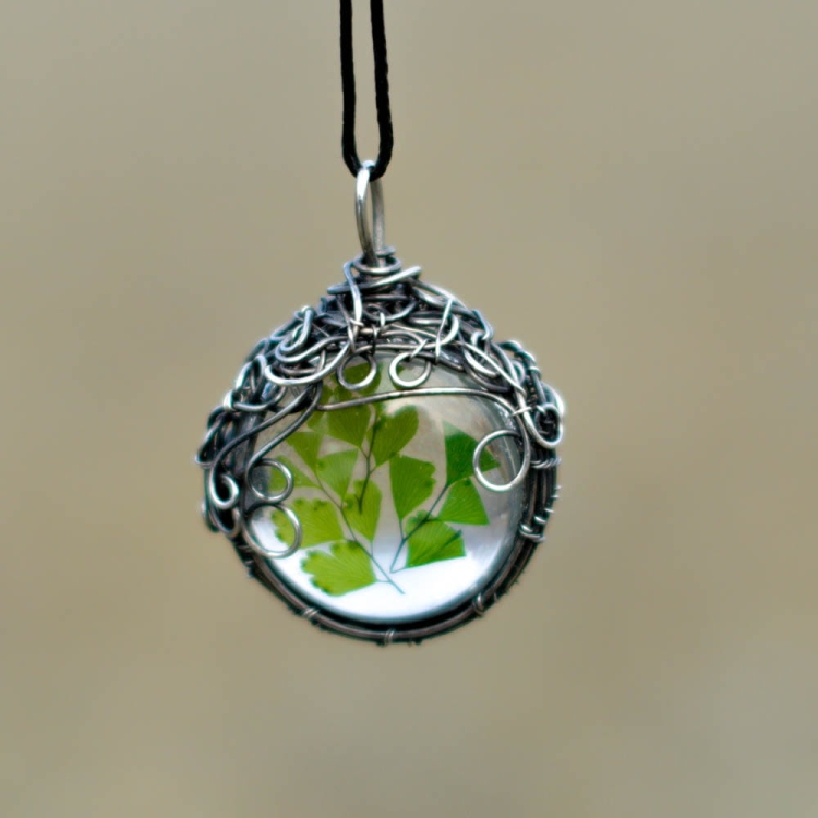 pociechajewelry-pociecha-jewelry-wisior z paprocią-w-szkle-wirewrapping-4.jpg