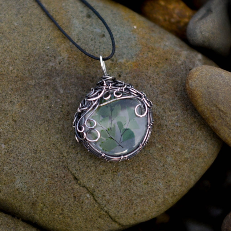 pociechajewelry-pociecha-jewelry-wisior z paprocią-w-szkle-wirewrapping-5.jpg