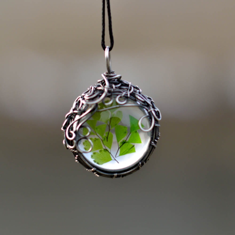 pociechajewelry-pociecha-jewelry-wisior z paprocią-w-szkle-wirewrapping-6.jpg