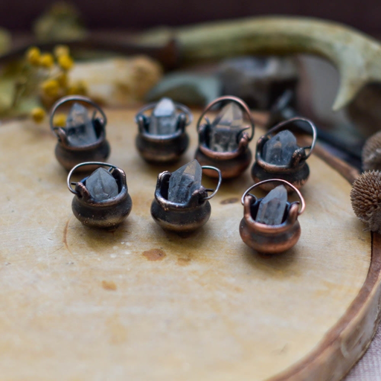 wisiorek-kociolek-miedziany-bizuteria-czary-magia-wisior-kociol