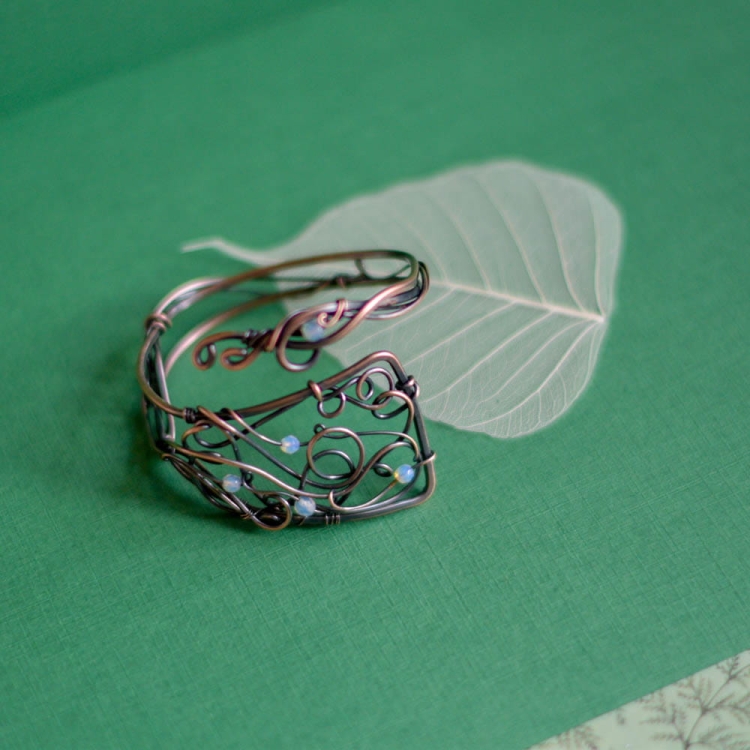 Opalit w regulowanej bransoletce – unikatowe rękodzieło artystyczne Pociecha Jewelry