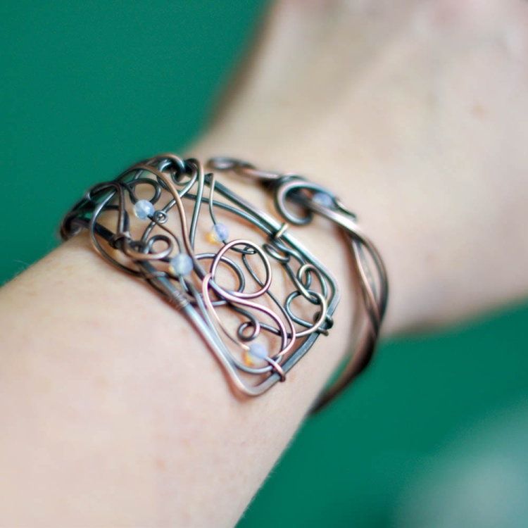Regulowana bransoleta z opalitem na nadgarstku – elegancka biżuteria handmade