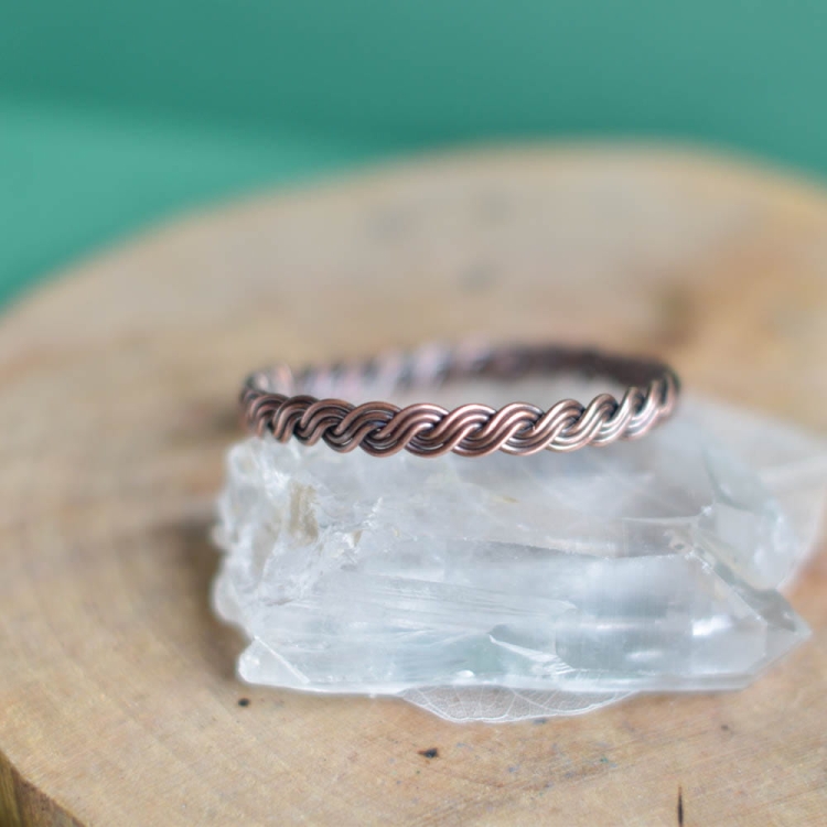 Zbliżenie na detal plecionej miedzianej bransoletki – subtelne rękodzieło handmade