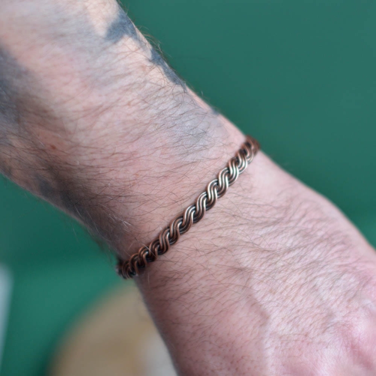 Bransoletka pleciona z miedzi na nadgarstku – elegancka i modna biżuteria handmade