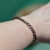 Bransoletka pleciona z miedzi na nadgarstku – oryginalna biżuteria handmade