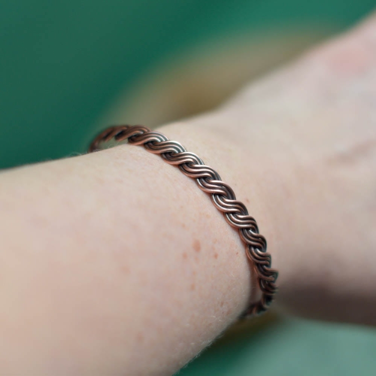 Bransoletka pleciona z miedzi na nadgarstku – oryginalna biżuteria handmade