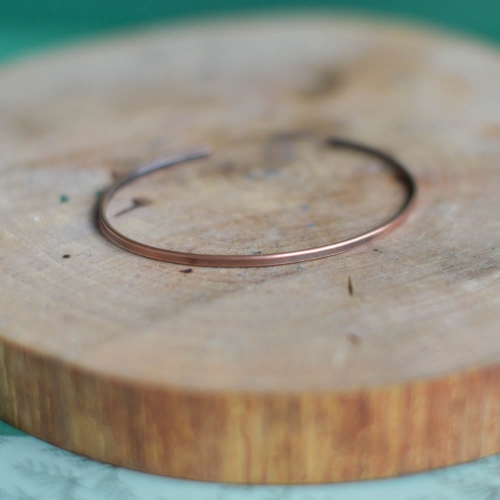 Minimalistyczna bransoletka z miedzi – ręcznie wykonana biżuteria handmade
