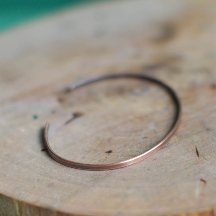 Widok całej bransoletki z miedzi – unikatowy dodatek handmade dla miłośniczki prostych form