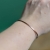 Bransoletka z miedzi basic na nadgarstku – elegancka i minimalistyczna biżuteria