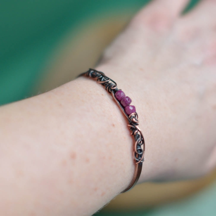 Rubiny w miedzi na nadgarstku – modna i stylowa biżuteria handmade