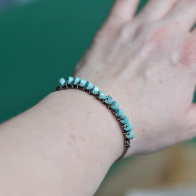 Bransoletka miedziana z howlitami na nadgarstku - biżuteria handmade