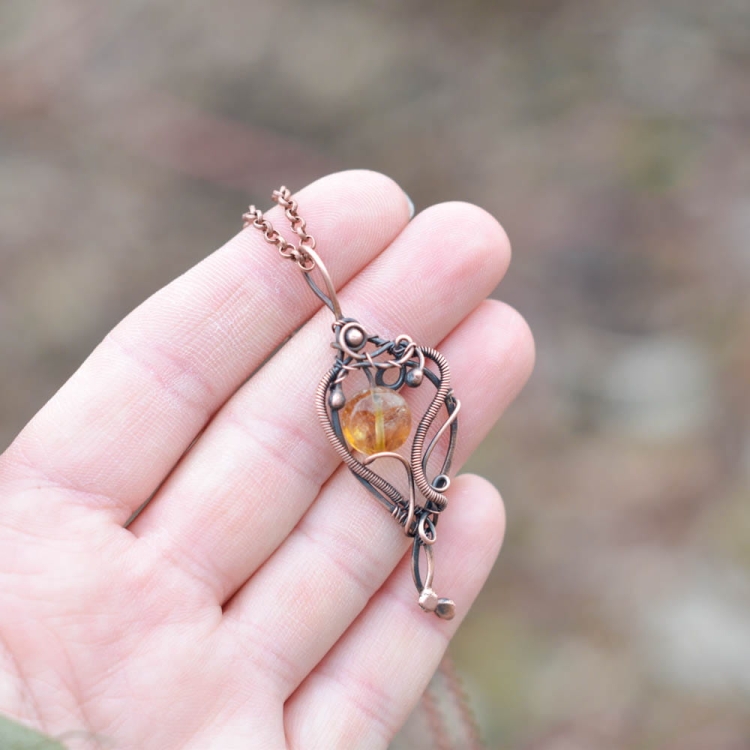 Naturalny cytryn w misternie plecionej miedzi – detal elfi wisiorek handmade