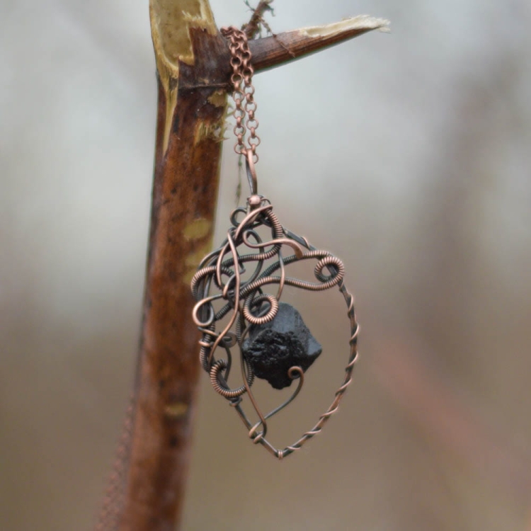 Wisior miedziany z czarnym turmalinem - naturalna biżuteria artystyczna