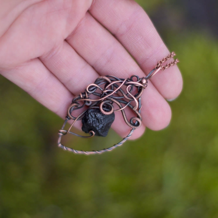 Ręcznie formowane miedziane serce z turmalinem – artystyczny wisiorek z miedzi