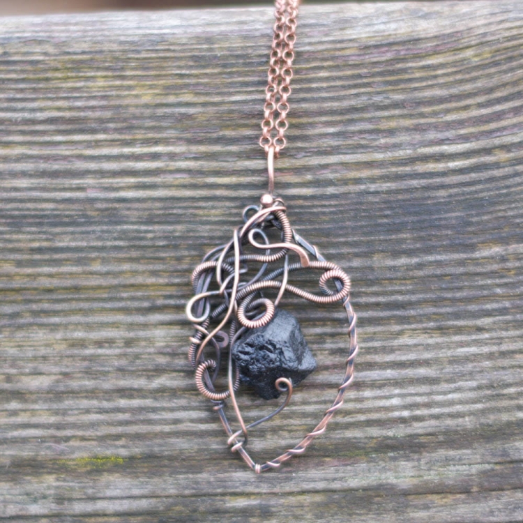 Wisiorek z turmalinem w miedzianym sercu na łańcuszku – kobieca biżuteria handmade