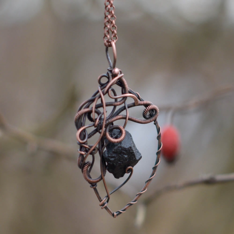 Miedziany wisiorek serce z turmalinem – unikatowa biżuteria z kamieniem naturalnym